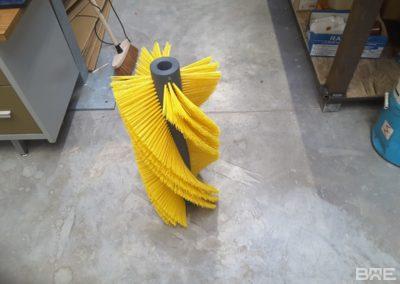 Une brosse rotative dotée d'un garnissage en hélice pour un nettoyage efficace et en profondeur des tapis roulants et bandes transporteuses. Les hélices favorisent le décollement et l'éjection des saletés, tandis que la conception ouverte assure une bonne ventilation pour éviter le colmatage.