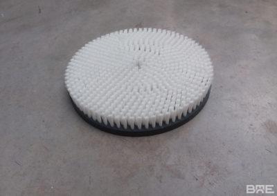 Une brosse rotative à plateaux avec garnissage dense, spécialement conçue pour le nettoyage efficace des panneaux solaires.