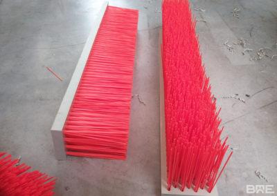 Éléments de brosses à garnissage rigide composant un balai pousseur agricole