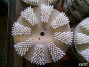 Brosse plateaux pour le nettoyage des panneaux solaires. Les poils souples de la brosse permettent d'éliminer efficacement la poussière, la pollution et le pollen sans abîmer les surfaces délicates.