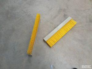 Une brosse plate racleur de nettoyage de convoyeur est conçue pour éliminer efficacement les saletés, les débris et les matériaux collants des bandes transporteuses.
