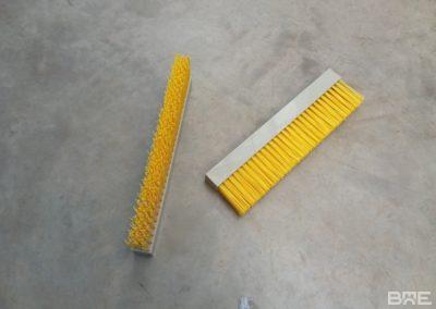 Une brosse plate racleur de nettoyage de convoyeur est conçue pour éliminer efficacement les saletés, les débris et les matériaux collants des bandes transporteuses.
