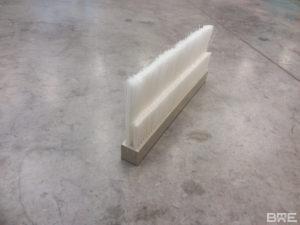 Une brosse plate racleur de nettoyage de convoyeur avec deux hauteurs de fibres est présentée. La brosse est conçue pour éliminer efficacement la saleté, les débris et les matériaux collants des bandes transporteuses. Les deux hauteurs de fibres permettent un nettoyage en profondeur des surfaces planes et irrégulières.