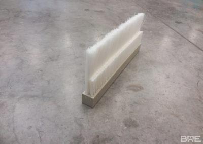 Une brosse plate racleur de nettoyage de convoyeur avec deux hauteurs de fibres est présentée. La brosse est conçue pour éliminer efficacement la saleté, les débris et les matériaux collants des bandes transporteuses. Les deux hauteurs de fibres permettent un nettoyage en profondeur des surfaces planes et irrégulières.