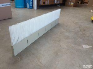 Une brosse plate racleur avec des fibres longues est utilisée pour le nettoyage des bandes transporteuses. Les poils longs et rigides permettent d'éliminer efficacement les saletés et les débris de la surface de la bande.