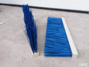 Brosse industrielle pour balai pousseur agricole, adaptable aux fourches d'un chariot élévateur ou d'un tracteur.