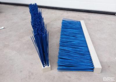 Brosse industrielle pour balai pousseur agricole, adaptable aux fourches d'un chariot élévateur ou d'un tracteur.